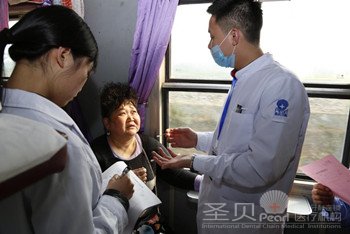 幸福老人一大怪：出门旅游带着牙医嗨10